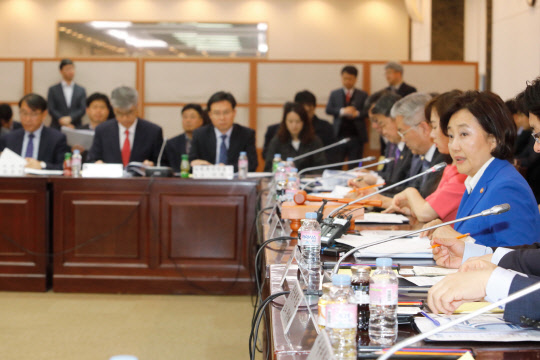 17일 오후 정부서울청사에서 규제자유특구 제도의 근거법인 지역특구법 시행일에 맞춰 열린 '제1차 규제특례 등 심의위원회'에서 박영선 중기부 장관이 회의를 진행하고 있다.  중기부 제공